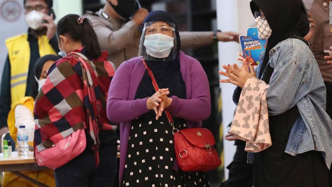 Los familiares de los pasajeros llegan a un centro de mando establecido en el Aeropuerto Internacional Soekarno-Hatta el sábado.