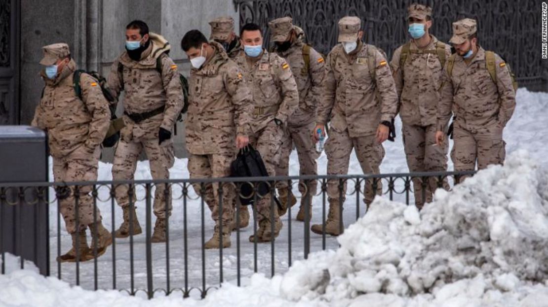 Miembros del ejército caminan por la nieve en el centro de Madrid.