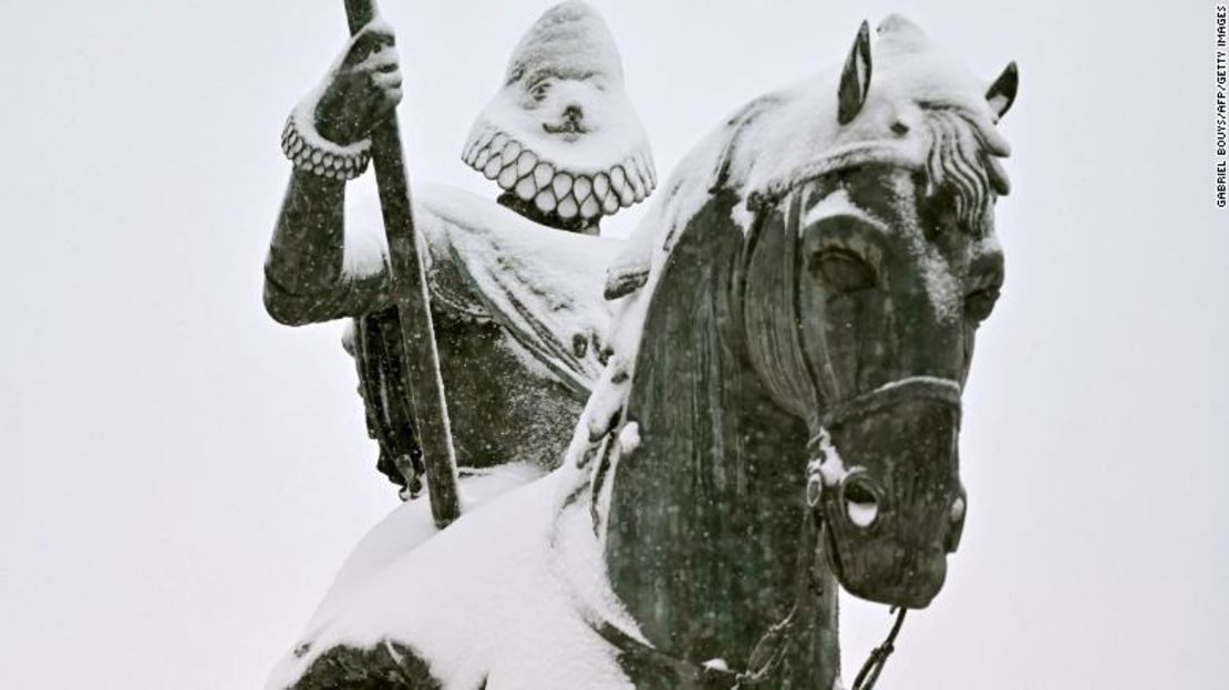 La estatua del rey Felipe III de España, creada en 1616 por Jean Boulogne y Pietro Tacca, aparece cubierta de nieve en la Plaza Mayor de Madrid.