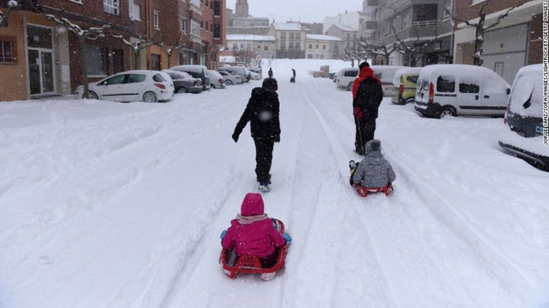 Niños juegan en la nieve durante las fuertes nevadas de Filomena en Almazan, España.