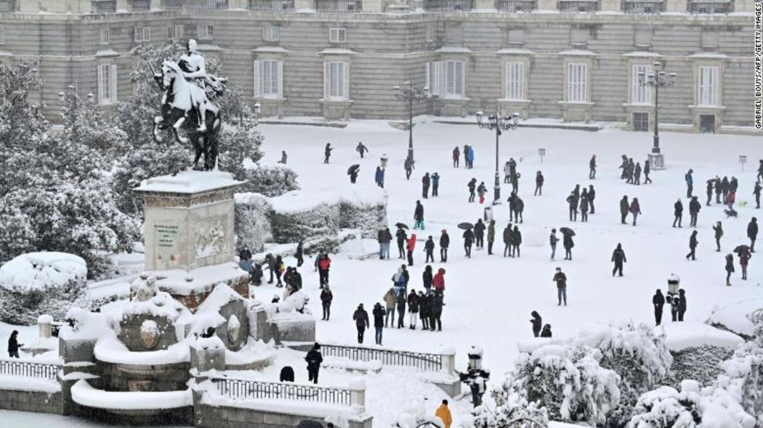 La gente disfruta de la nieve fuera del Palacio Real de Madrid el 9 de enero de 2021.