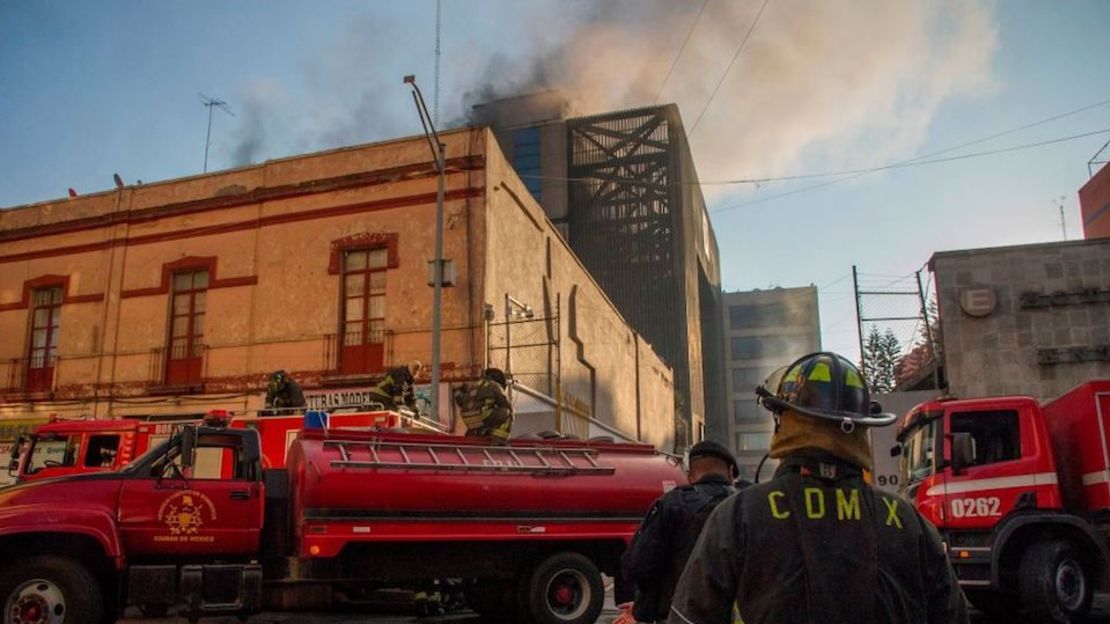 Un incendio en una subestación del Metro de la Ciudad de México dejó al menos una persona muerta y afectaciones severas en el servicio.