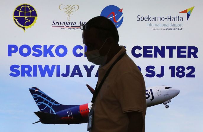 Una persona pasa por delante de un centro de crisis en el Aeropuerto Internacional Soekarno-Hatta.