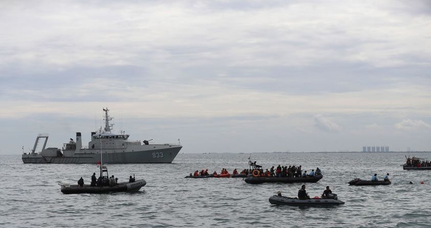 Buzos de la Armada de Indonesia participan en una operación de búsqueda cerca de Yakarta el domingo.