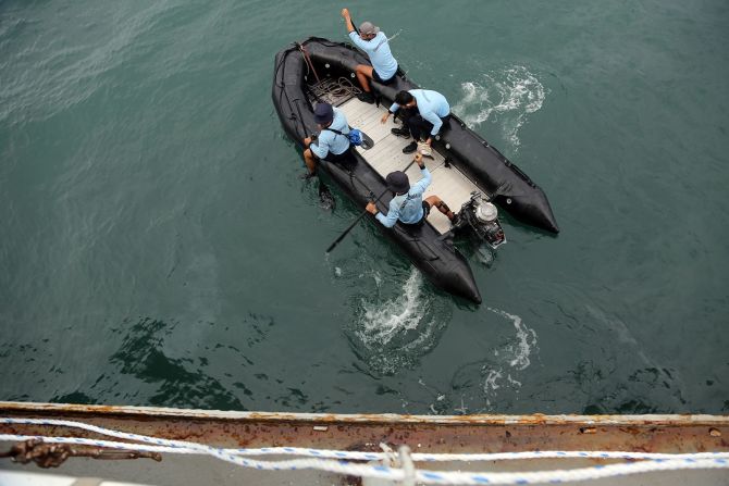 Buzos de la Armada de Indonesia, desde el barco KRI Gilimanuk, realizan una operación de búsqueda y rescate.