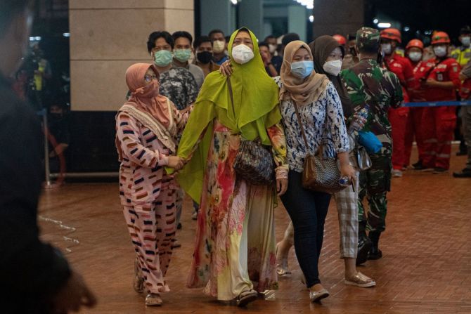 Familiares de los pasajeros del vuelo 182 de Sriwijaya Air llegan al centro de crisis en el aeropuerto internacional de Soekarno-Hatta el sábado 9 de enero.