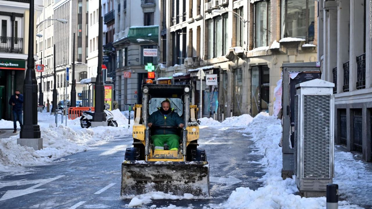 CNNE 938269 - espana reanuda servicios tras tormenta de nieve