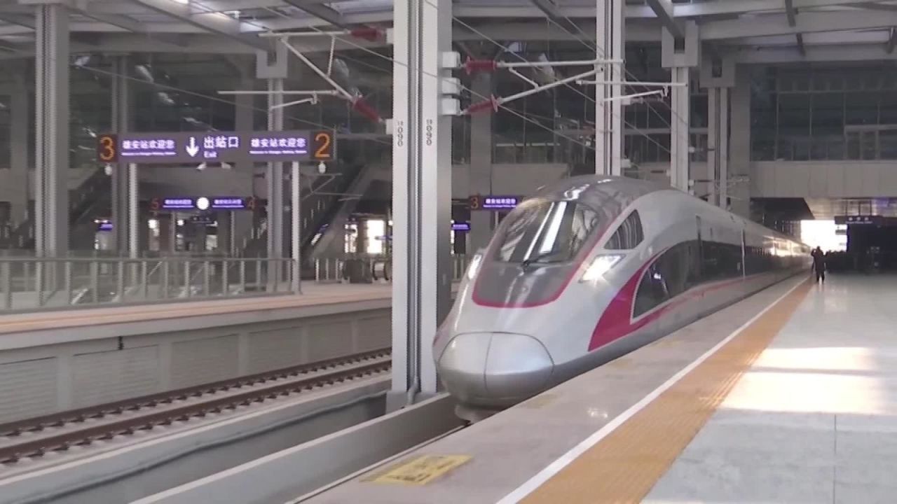 CNNE 938329 - china presenta nuevo tren bala que puede operar a -40°c