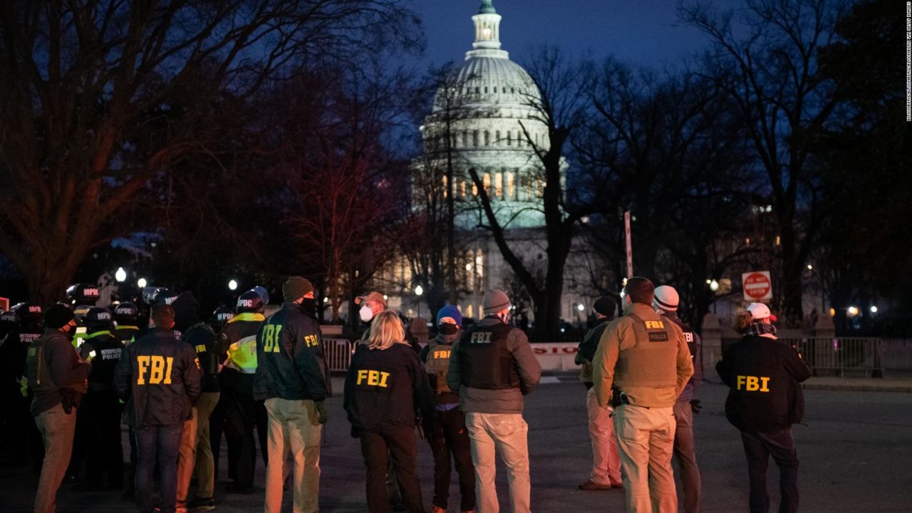 CNNE 938834 - fbi sobre turba en el capitolio- "vamos a identificar a todos los involucrados"