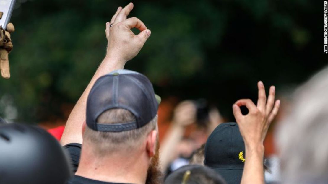 Miembros del grupo de ultraderecha "Muchachos Orgullosos" (Proud Boys) hacen el gesto de OK en un mitin en Portland, Oregon.