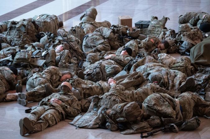 Fotos desde el interior del edificio mostraron a algunos miembros de la Guardia Nacional preparándose para el día: algunos fueron vistos recogiendo armas mientras que otros fueron vistos descansando en el piso.