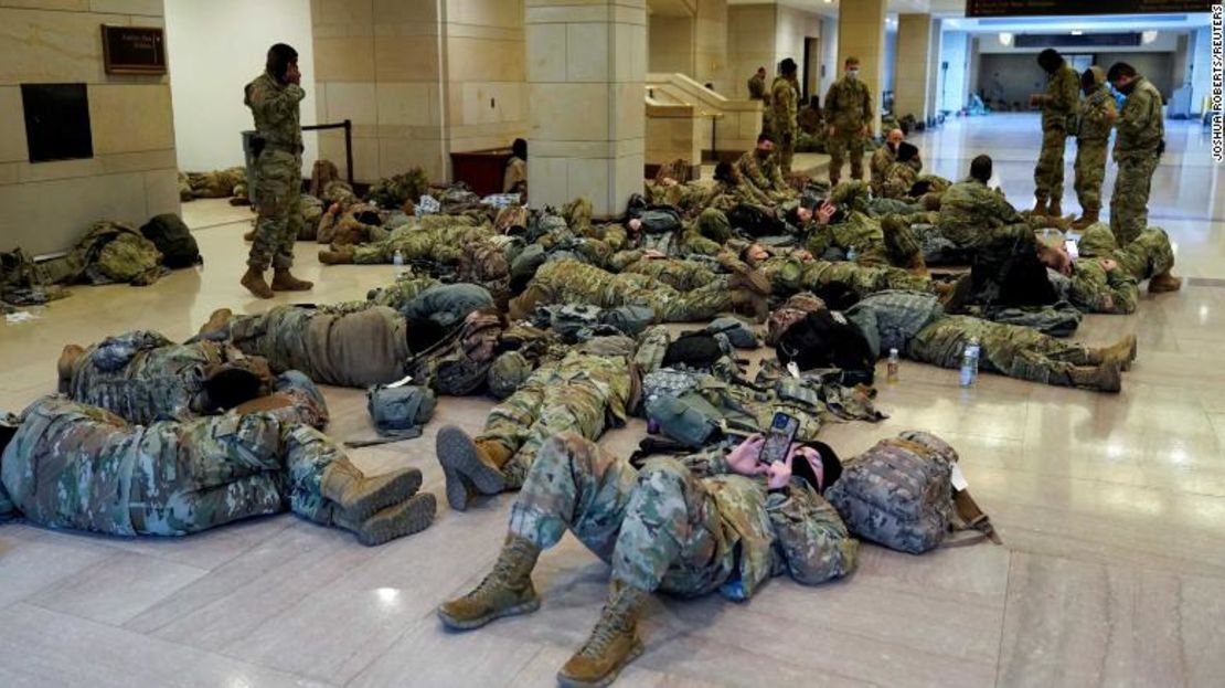 Miembros de la Guardia Nacional dormían en el Centro de Visitantes del Capitolio antes de que los demócratas comenzaran a votar el cargo de juicio político contra el presidente de Estados Unidos, Donald Trump, en Washington el 13 de enero de 2021.