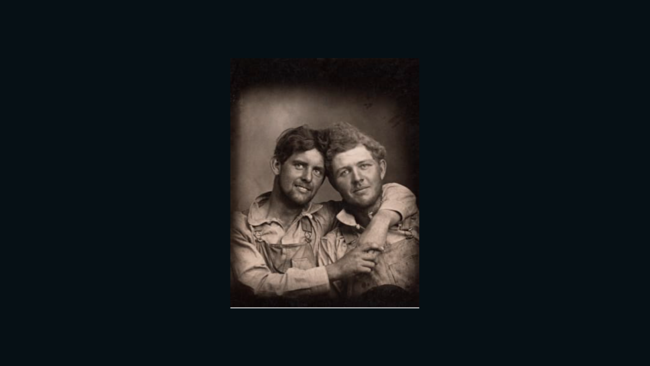 CNNE 939383 - publican libro con memorias fotograficas de parejas gays