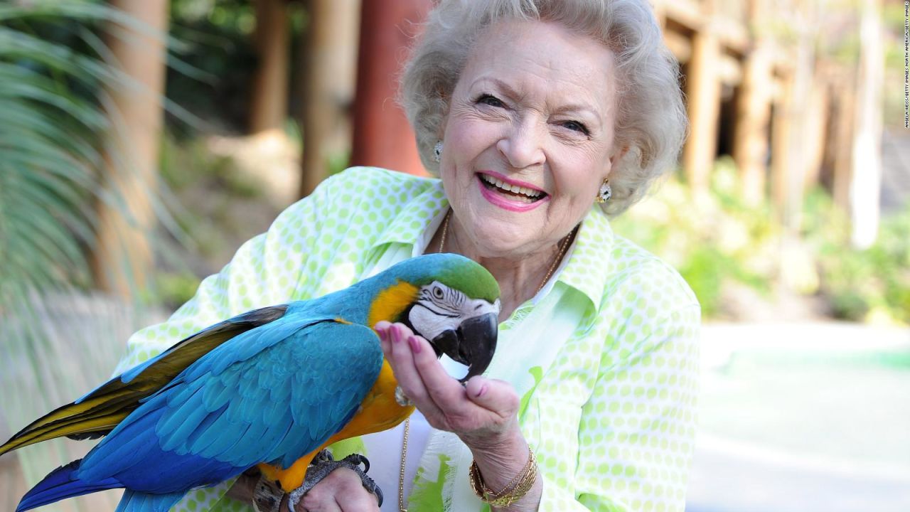 CNNE 939741 - betty white ya tiene planes para su cumpleanos