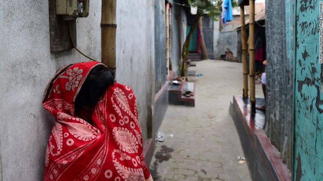 Una trabajadora sexual frente a un burdel en Daulatdia, Bangladesh el 8 de febrero.