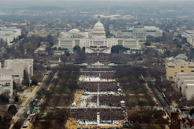 21 de enero de 2017: la polémica por la cantidad de asistentes en la toma de posesión. Trump entregó una cifra acerca de las personas que acudieron que despertó algunas dudas.