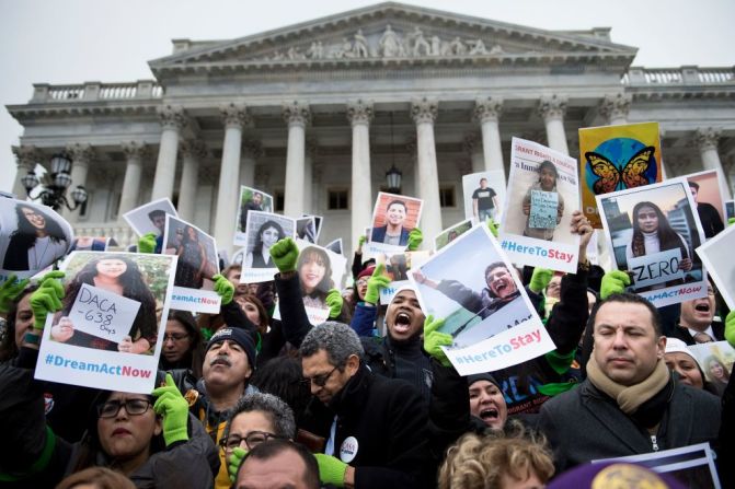 5 de septiembre de 2017: empieza la lucha contra DACA. El gobierno de Trump anunció ese día que pondría fin a la Acción diferida para los llegados en la infancia (DACA, por sus siglas en inglés). En la imagen, personas protestan en la ciudad de Washington contra la cancelación del programa.