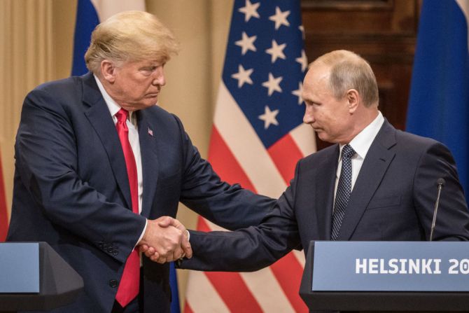 16 de julio de 2018: Trump respalda a Putin y contradice a su comunidad de inteligencia. En una conferencia de prensa con Putin, Trump desconoció los hallazgos de la comunidad de inteligencia de EE.UU. sobre la interferencia rusa en las elecciones de 2016 y aseguró que no veía "ninguna razón por la cual" Rusia debería ser responsable.