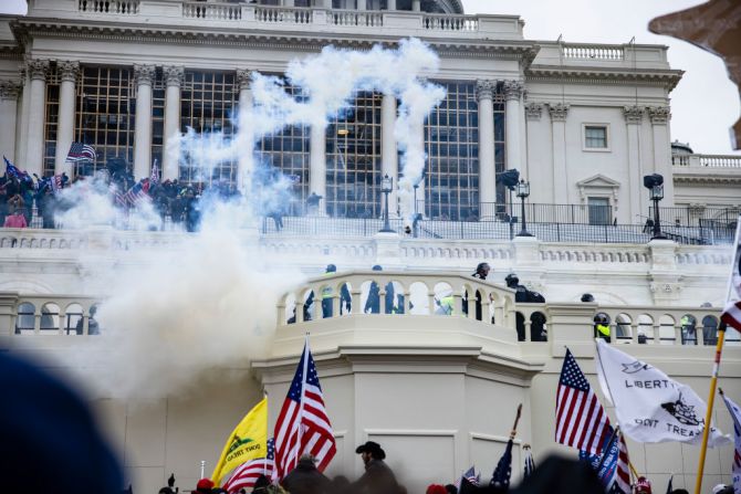 11 de enero de 2021: Trump enfrenta un segundo juicio político. La mayoría demócrata de la Cámara de Representantes presentó su resolución para acusar al presidente Donald Trump. El cargo del que le acusan es "incitación a la insurrección" por su papel en los disturbios del 6 de enero en el Capitolio de EE.UU.