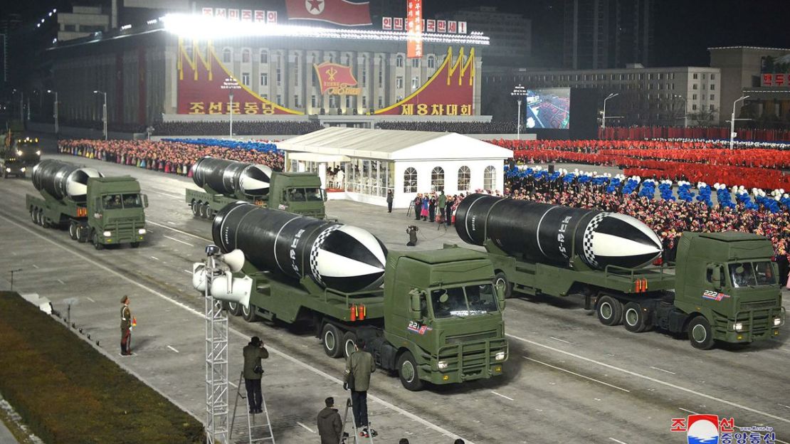 Esta fotografía publicada por la Agencia Central de Noticias de Corea del Norte muestra lo que parecen ser misiles balísticos que se lanzan desde submarinos, exhibidos durante un desfile militar.