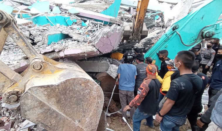 En Majene, al menos ocho personas murieron, 637 resultaron heridas y 15.000 residentes fueron desplazados, según la Junta Nacional para la Gestión de Desastres (BNPB) del país.