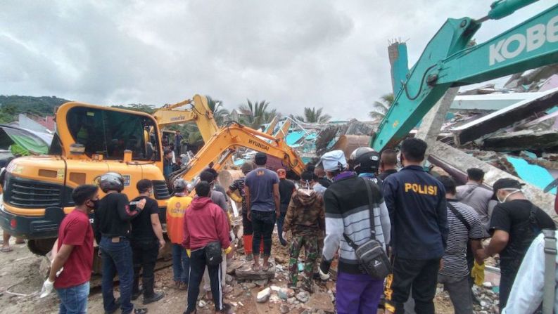 Miles de residentes huyeron de sus hogares en busca de seguridad luego del terremoto, que pudo sentirse con fuerza durante cinco a siete segundos y dañó al menos 300 casas en Majene, dijo BNPB.