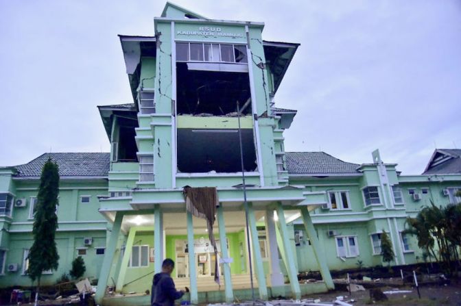 Otros edificios también han sufrido graves daños, incluida una oficina de mando militar en Majene y el hospital privado Mitra Manakara, además de hoteles y edificios gubernamentales en el área vecina de Mamuju.