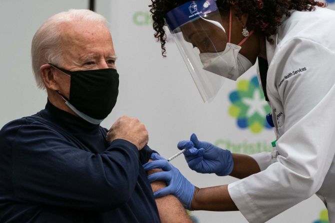 Biden recibe una vacuna contra el coronavirus en Newark, Delaware, en diciembre de 2020.