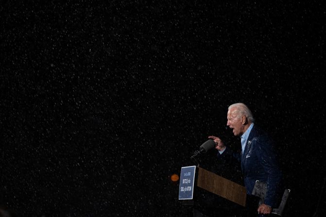 Biden hace comentarios bajo la lluvia durante un evento en un autocine en Tampa, Florida, en octubre de 2020.