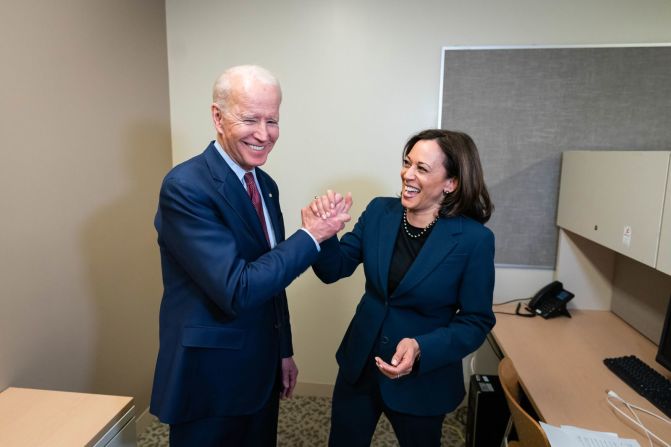 Biden y la senadora de California Kamala Harris se saludan en una escuela secundaria de Detroit mientras asisten a una Evento "Get Out the Vote" en marzo de 2020. Harris se había retirado de la carrera presidencial unos meses antes.