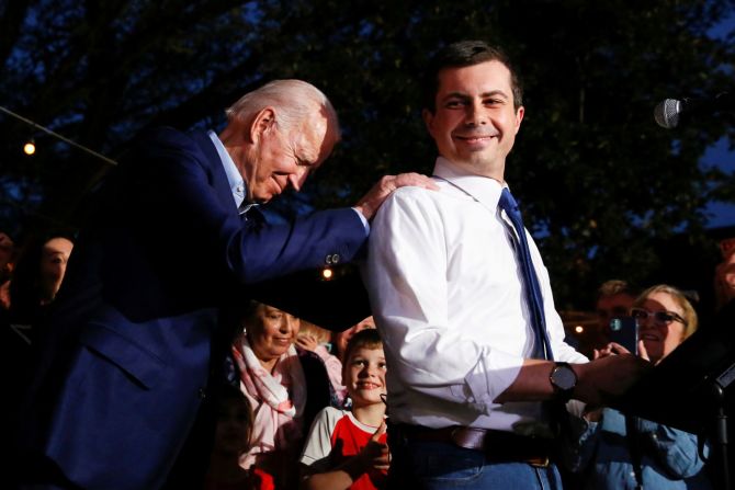 Biden pone sus manos sobre los hombros de Pete Buttigieg cuando este lo respaldó en su campaña como presidente en marzo de 2020. Buttigieg, el exalcalde de South Bend, Indiana, acababa de retirarse de la carrera demócrata.