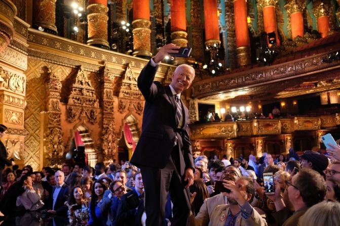 Biden se toma una selfie con sus seguidores en Detroit después de los debates demócratas de CNN en julio de 2019.