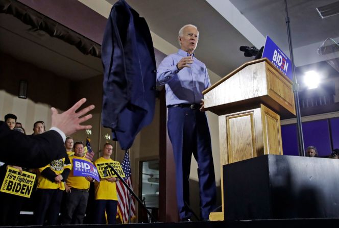 Biden arroja su chaqueta fuera del escenario cuando comienza a hablar en un mitin en Pittsburgh en abril de 2019. Días antes, anunció que se postularía para presidente por tercera vez.
