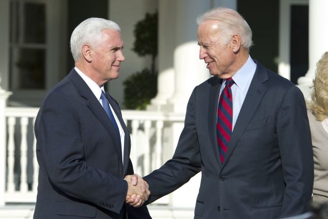 Biden se da la mano con su sucesor, Mike Pence, después de almorzar en Washington en noviembre de 2016.