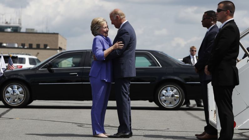 La candidata presidencial demócrata Hillary Clinton saluda a Biden en la pista de un aeropuerto en Avoca, Pensilvania, en agosto de 2016.