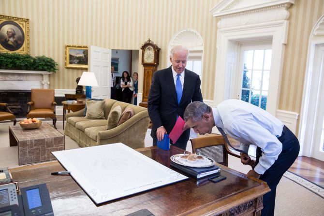Biden sorprende a Obama en su cumpleaños en agosto 2016.
