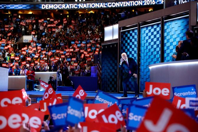Biden saluda a la multitud antes de hablar en la Convención Nacional Demócrata en julio de 2016.