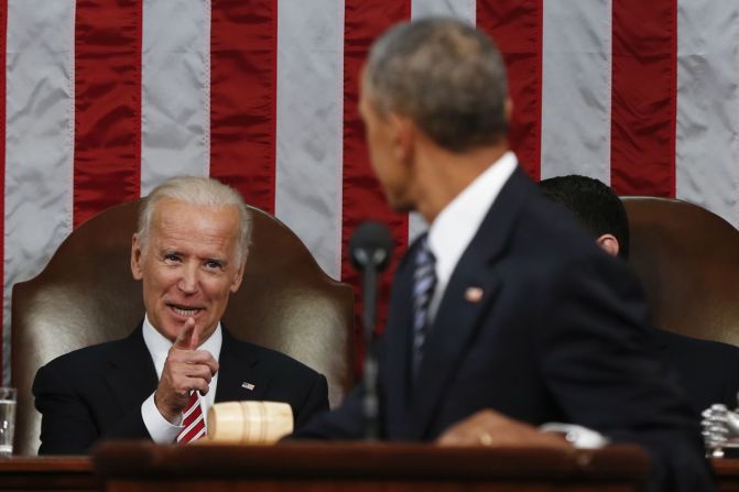 Biden señala a Obama durante el último discurso sobre el Estado de la Unión de Obama en enero de 2016.