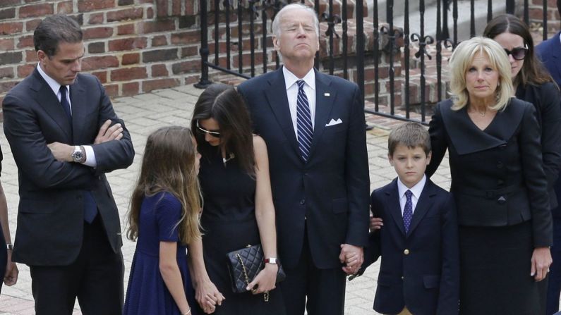 Biden hace una pausa con su familia cuando ingresan a visitar los restos de su hijo, el exfiscal general de Delaware Beau Biden, en junio de 2015. El hijo mayor de Biden murió a los 46 años después de una batalla contra un cáncer cerebral.