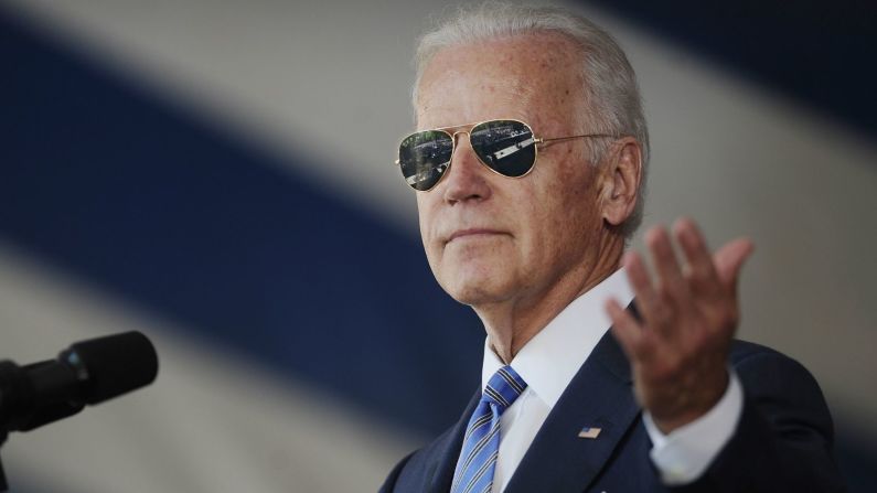 Biden usa su lentes de sol de aviador distintivos mientras se dirige a los estudiantes que se graduaban en la Universidad de Yale en mayo de 2015.