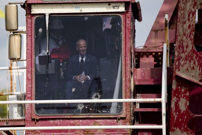Biden recorre una barcaza de dragado a lo largo del río Delaware en octubre de 2014. Durante su visita, el vicepresidente discutió la importancia de invertir en la infraestructura de la nación.