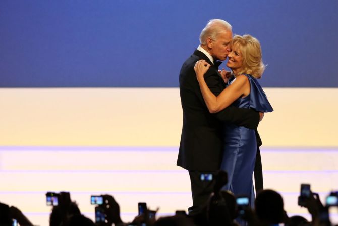 Biden y su esposa, Jill, bailan durante un baile inaugural en enero de 2013.