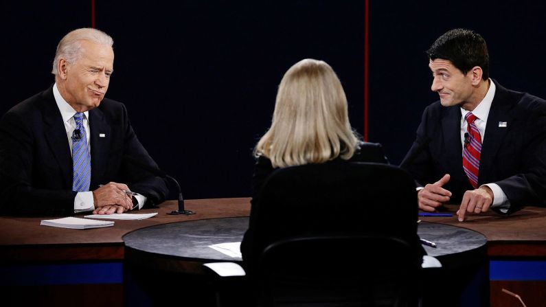 Biden debate con el representante de Estados Unidos Paul Ryan, compañero de fórmula de Mitt Romney, en el período previo a las elecciones de 2012.