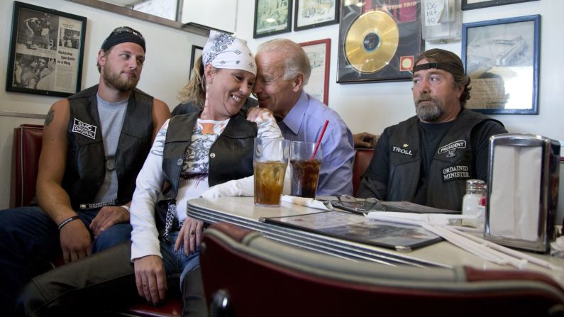 Biden habla con algunos motociclistas en un restaurante de Seaman, Ohio, en septiembre de 2012.
