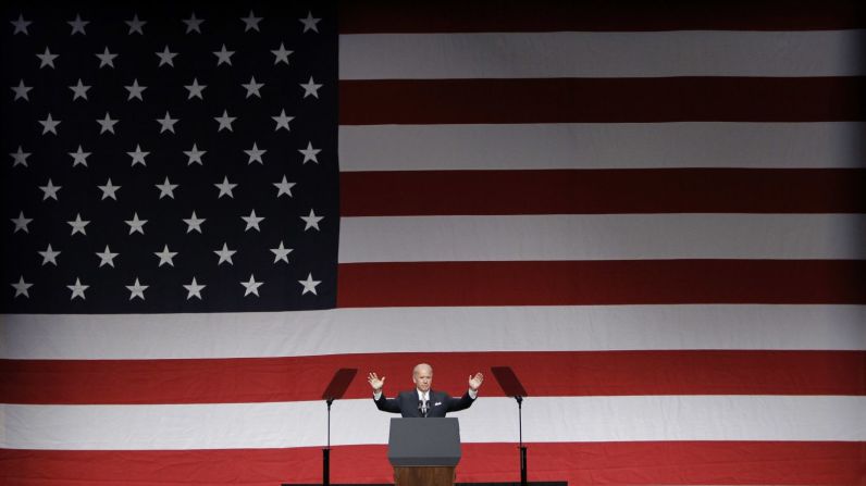 Biden habla en la convención del Partido Demócrata en Florida en octubre de 2011. Biden dijo que él y Obama habían progresado en la solución de problemas heredados de los republicanos, pero dijo que el Partido Republicano estaba usando tácticas obstruccionistas para evitar que la administración hiciera más por la economía y la clase media.