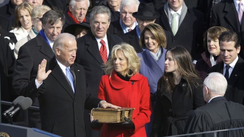 Biden toma el juramento de vicepresidente junto a su segunda esposa, Jill, en enero de 2009. Biden tuvo que renunciar al Senado, donde había ocupado el cargo desde 1973.