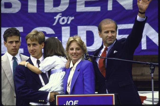 En 1987, Biden entró en la carrera presidencial de 1988. Pero abandonó la carrera tres meses después tras informes de plagio y afirmaciones falsas sobre su expediente académico.