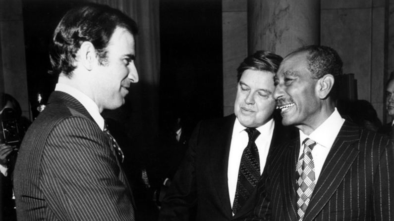Biden conversa con el presidente egipcio Anwar Sadat después de la firma del Tratado de Paz entre Egipto e Israel en 1979.