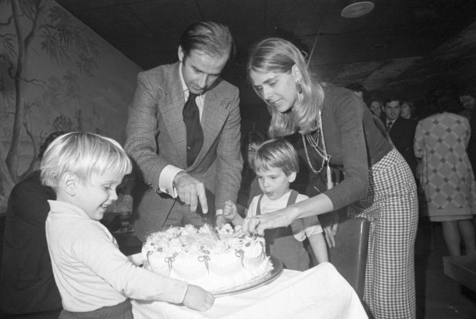 Biden corta un pastel en su fiesta de cumpleaños número 30 en noviembre de 1972, poco después de ganar las elecciones al Senado. Unas semanas más tarde, Neilia Biden murió en un accidente automovilístico mientras hacía compras navideñas. Su hija pequeña, Naomi, también murió en el accidente. Los dos niños resultaron gravemente heridos, pero sobrevivieron.