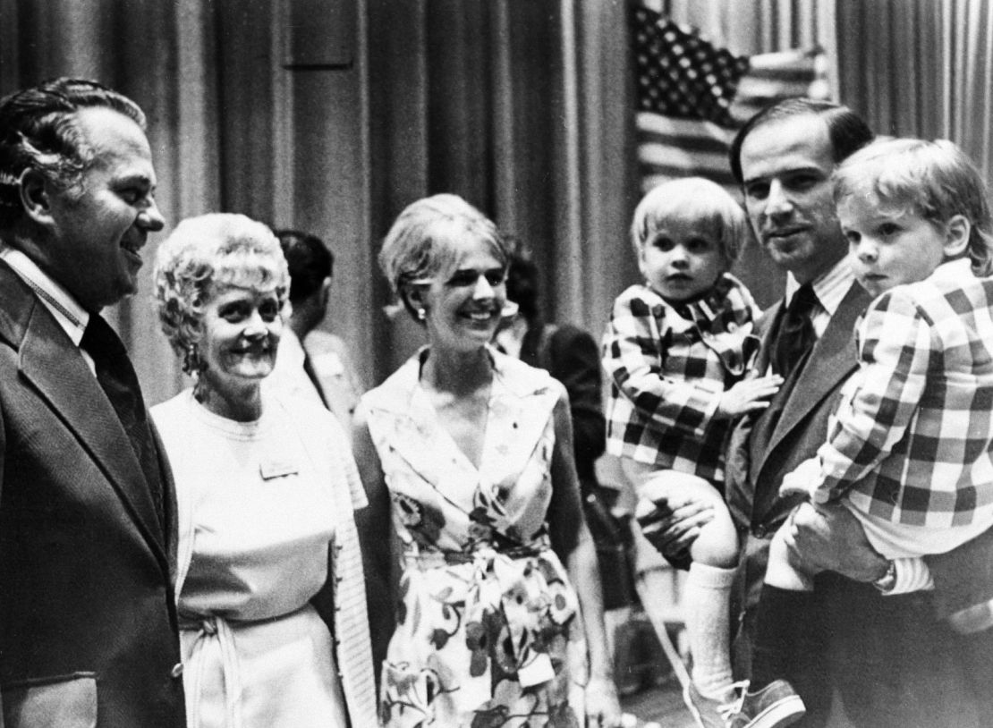 Biden carga a sus hijos Beau, a la izquierda, y Hunter, mientras asistía a una convención demócrata en Delaware en 1972. En el centro está su primera esposa, Neilia, y más adelante. a la izquierda están el futuro gobernador Sherman W. Tribbitt y su esposa, Jeanne. Biden, miembro del Consejo del Condado de New Castle, se postuló para uno de los escaños del Senado de Estados Unidos en Delaware, y ganó ese noviembre a los 29 años.